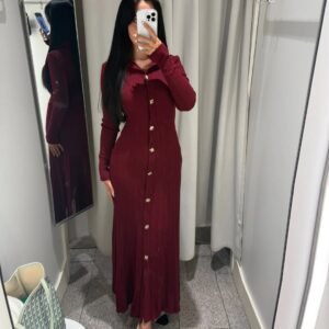 Robe en maille douce avec bouton doré